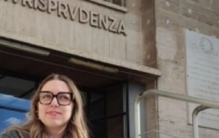 due ragazze sedute sulla scalinata di ingresso della facoltà