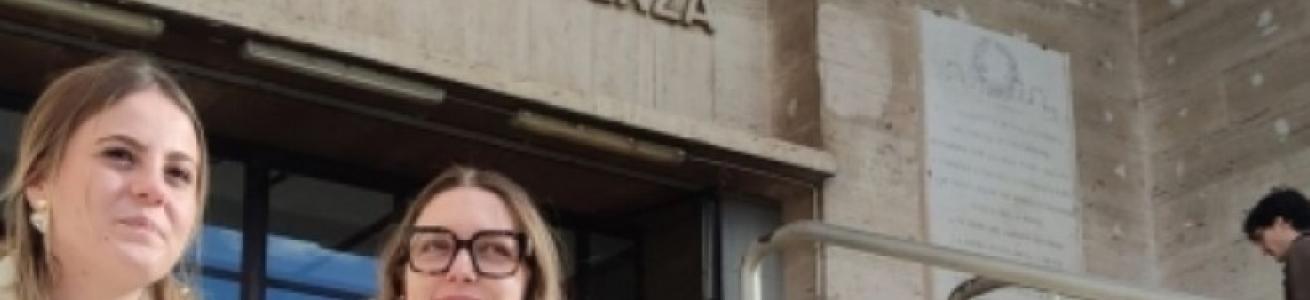 due ragazze sedute sulla scalinata di ingresso della facoltà